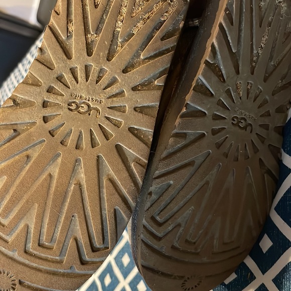 Ugg Bailey Button Boot - Picture 7 of 7